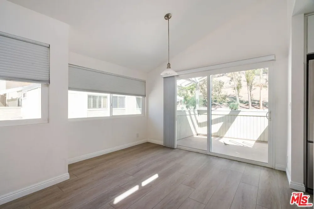 22125 Burbank Boulevard #7 Woodland Hills, CA 91367