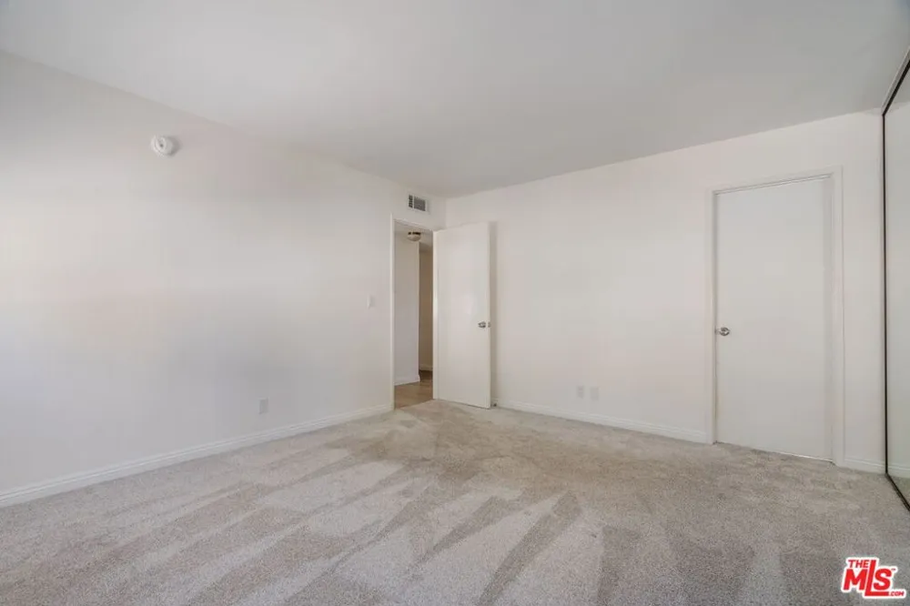 22125 Burbank Boulevard #7 Woodland Hills, CA 91367