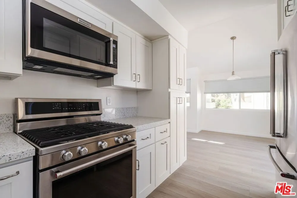 22125 Burbank Boulevard #7 Woodland Hills, CA 91367