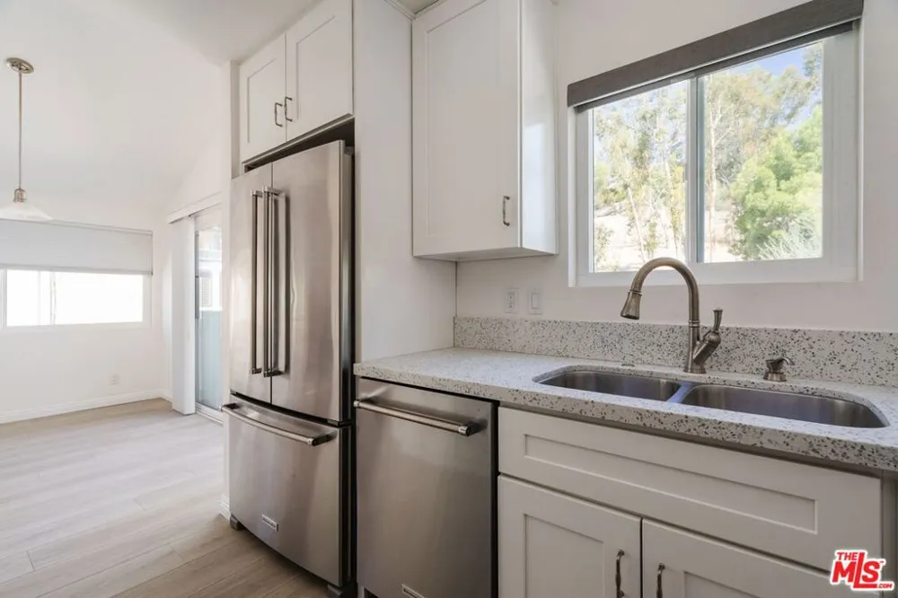 22125 Burbank Boulevard #7 Woodland Hills, CA 91367