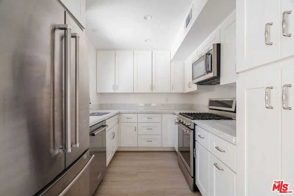22125 Burbank Boulevard #7 Woodland Hills, CA 91367