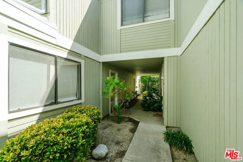 22125 Burbank Boulevard #7 Woodland Hills, CA 91367