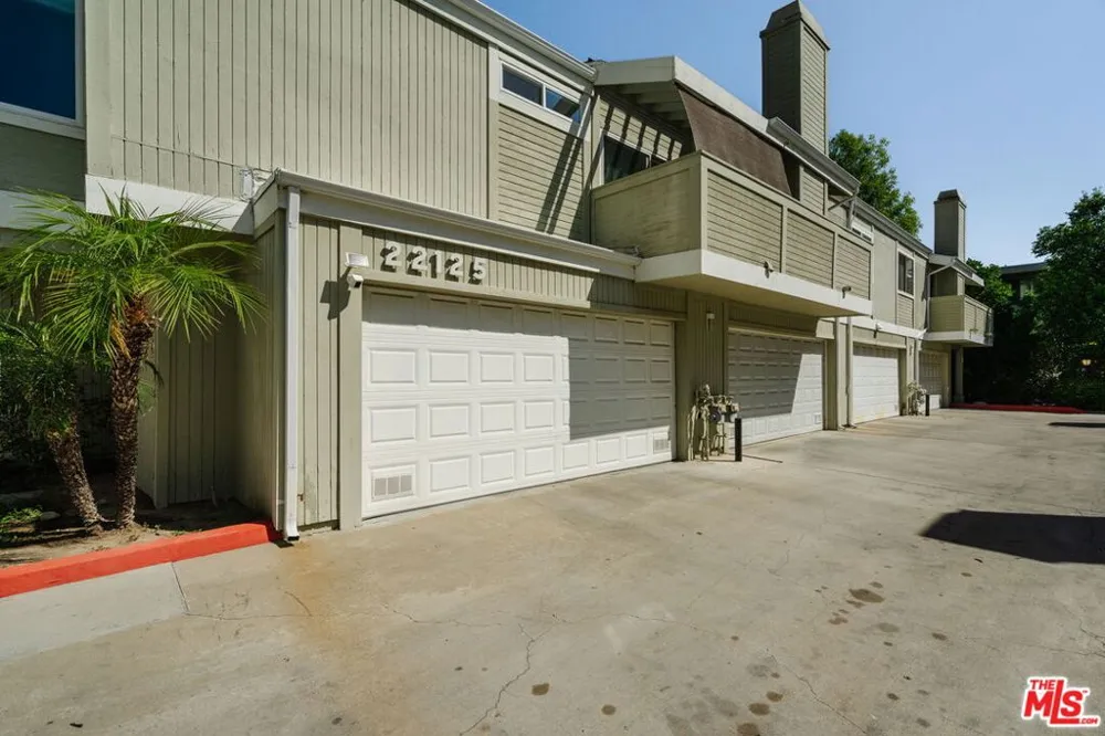 22125 Burbank Boulevard #7 Woodland Hills, CA 91367