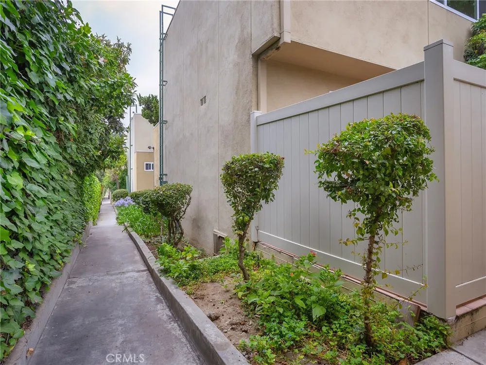 11138 Aqua Vista Street #18 Studio City, CA 91602