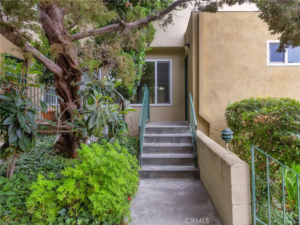 11138 Aqua Vista Street #18 Studio City, CA 91602