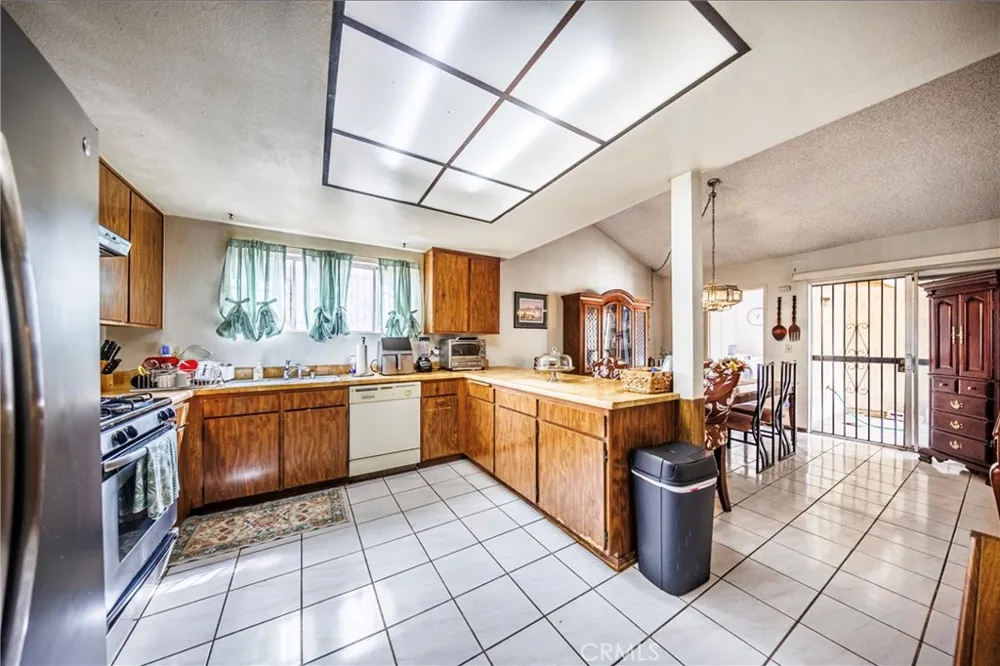 11332 Strathern Sun Valley, CA 91352