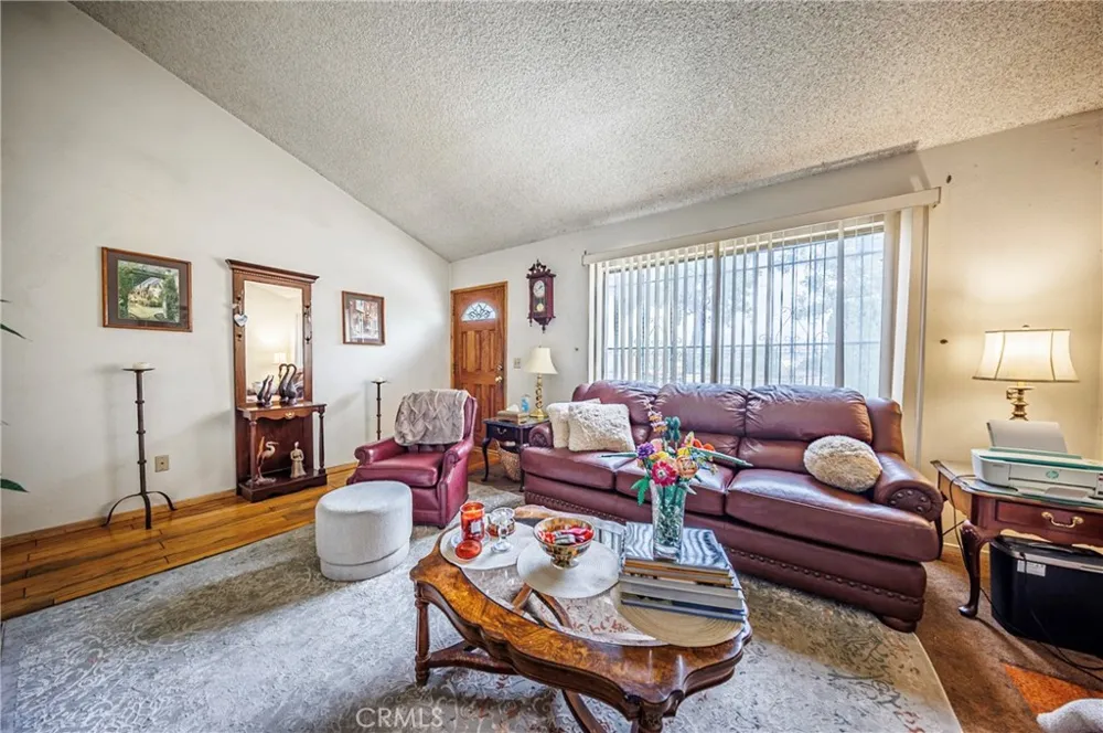 11332 Strathern Sun Valley, CA 91352