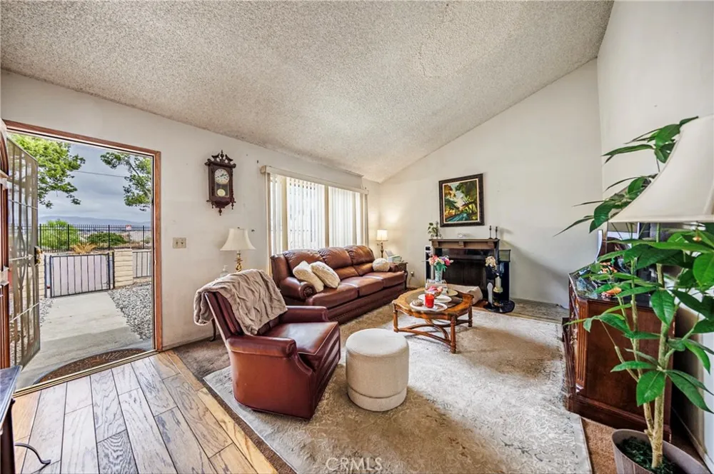 11332 Strathern Sun Valley, CA 91352