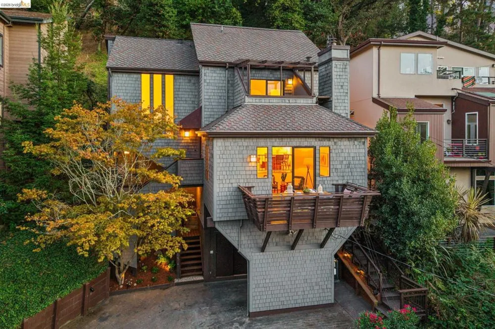 6474 Oakwood Dr Oakland, CA 94611