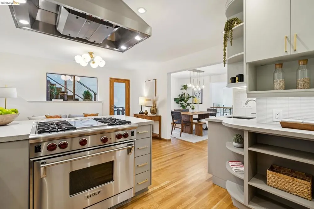 6474 Oakwood Dr Oakland, CA 94611