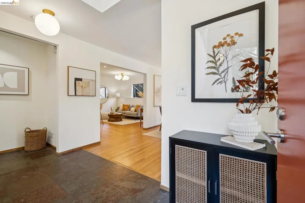 6474 Oakwood Dr Oakland, CA 94611