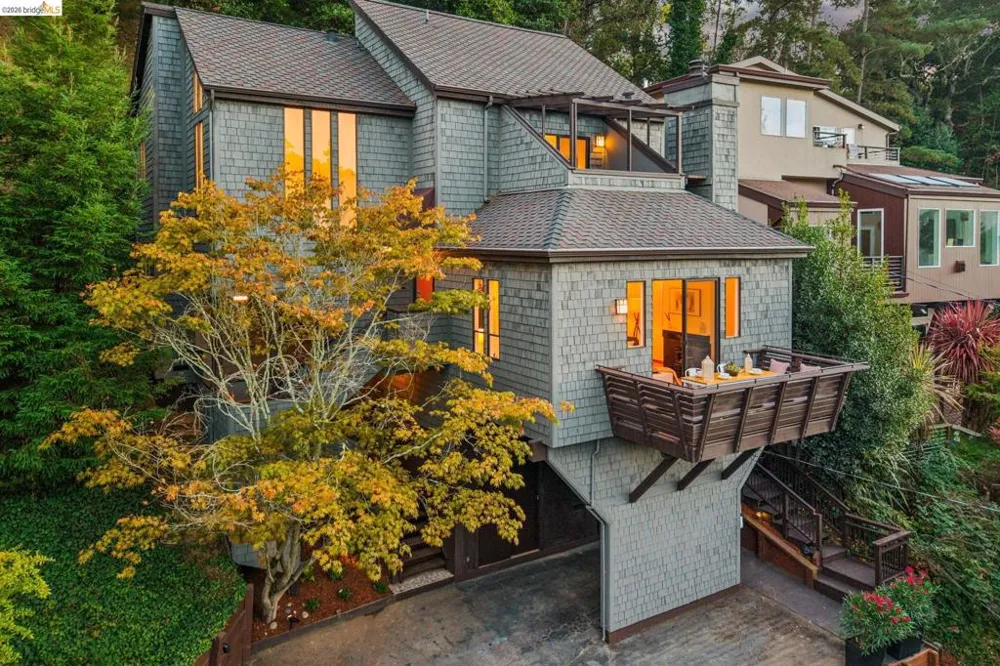 6474 Oakwood Dr Oakland, CA 94611
