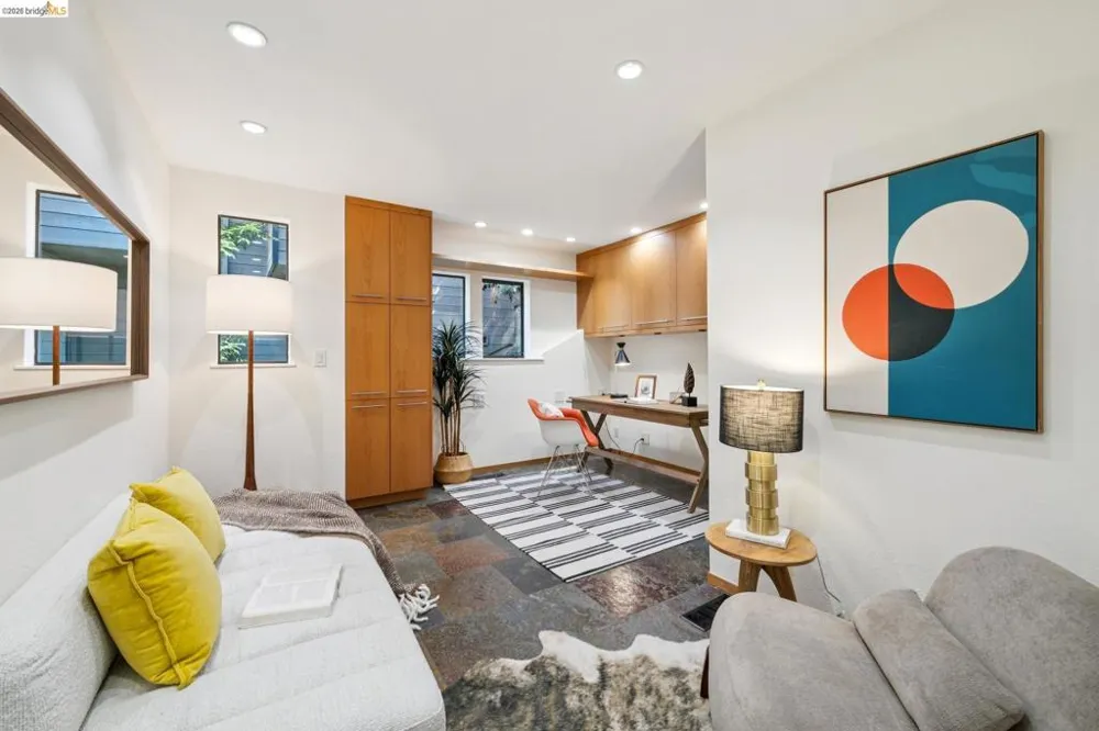 6474 Oakwood Dr Oakland, CA 94611