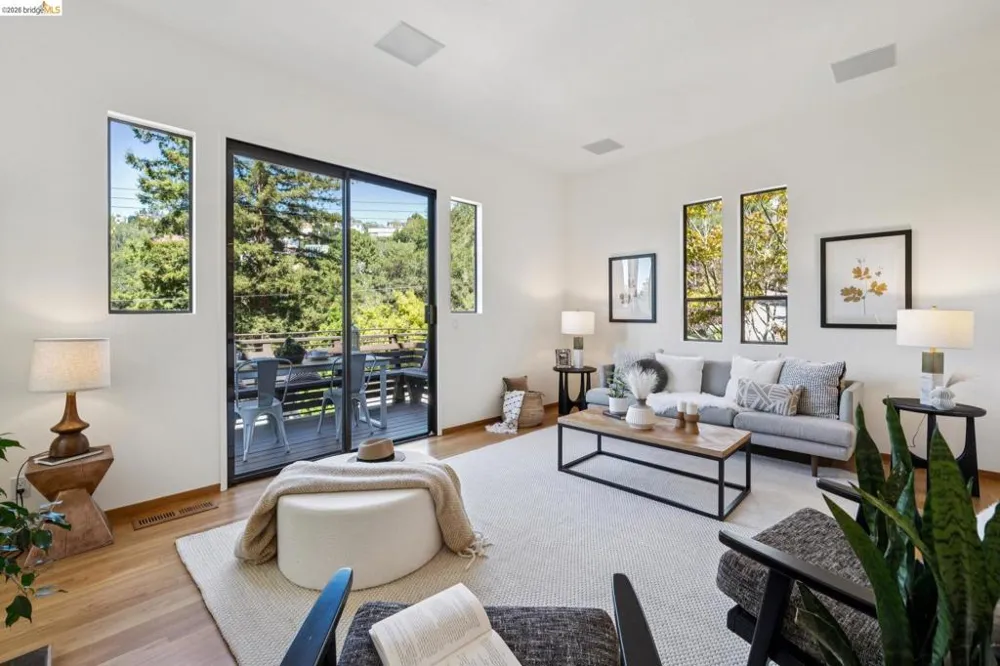 6474 Oakwood Dr Oakland, CA 94611