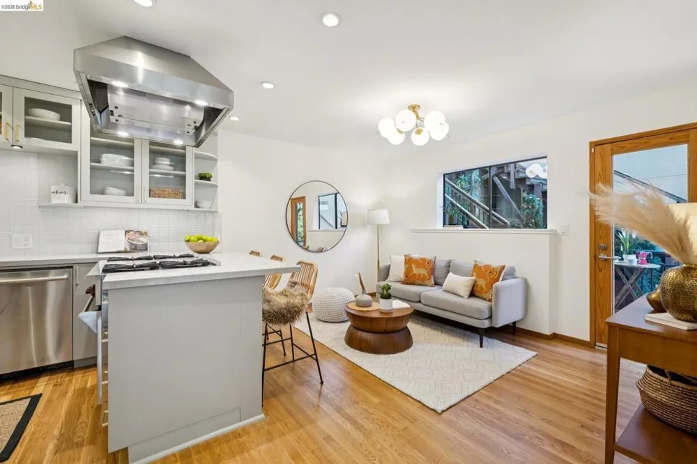6474 Oakwood Dr Oakland, CA 94611