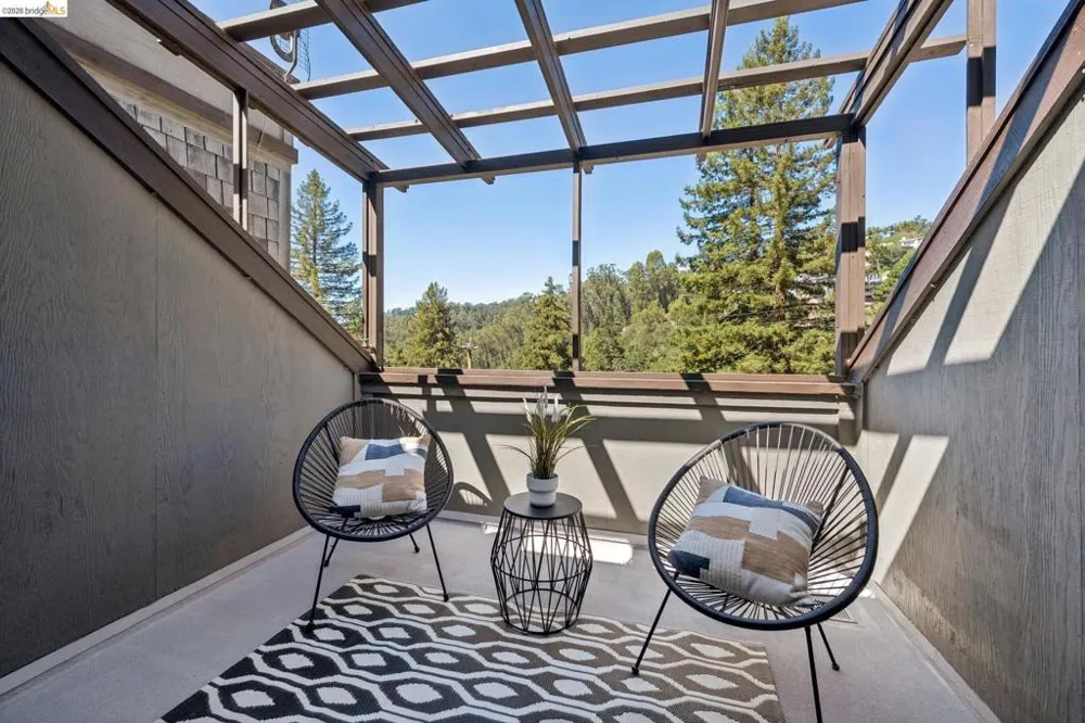 6474 Oakwood Dr Oakland, CA 94611