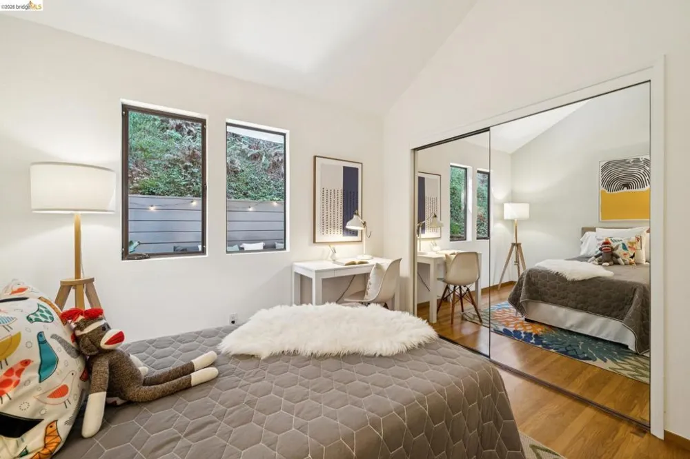 6474 Oakwood Dr Oakland, CA 94611