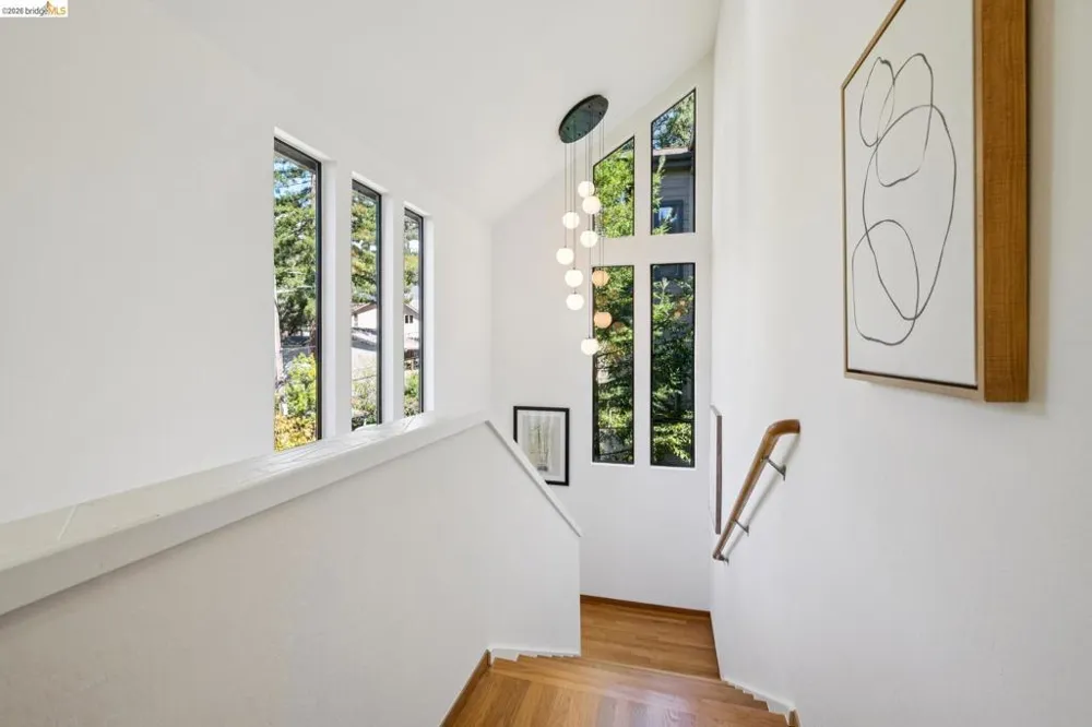 6474 Oakwood Dr Oakland, CA 94611