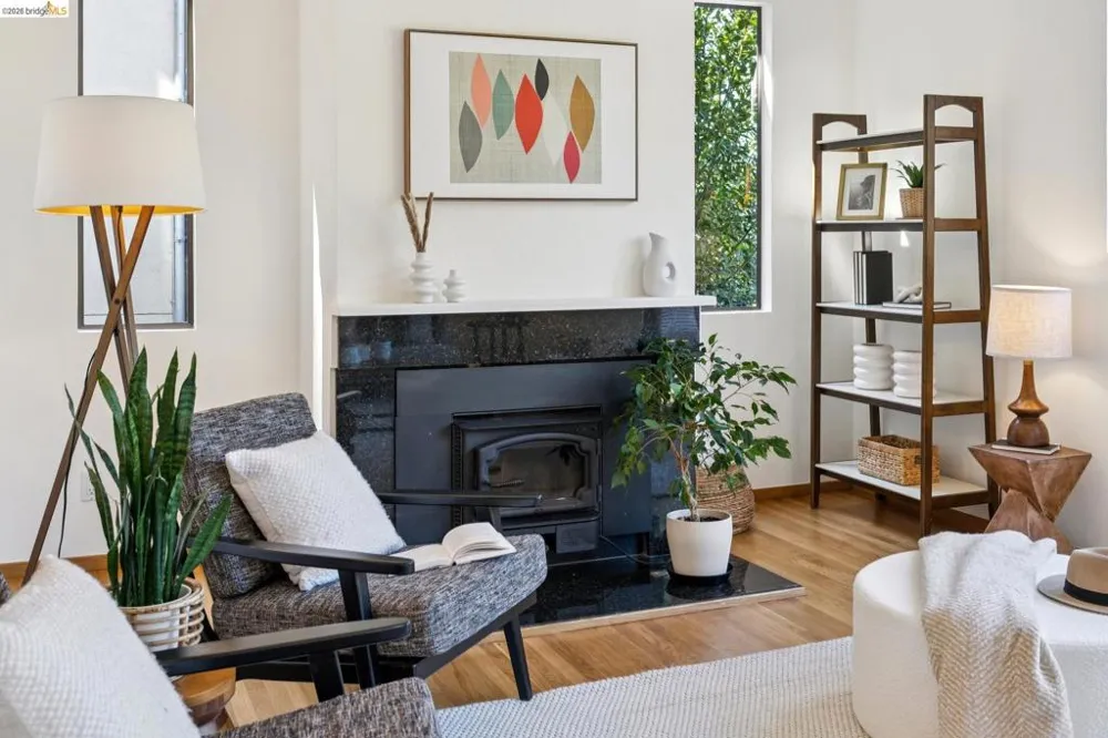 6474 Oakwood Dr Oakland, CA 94611