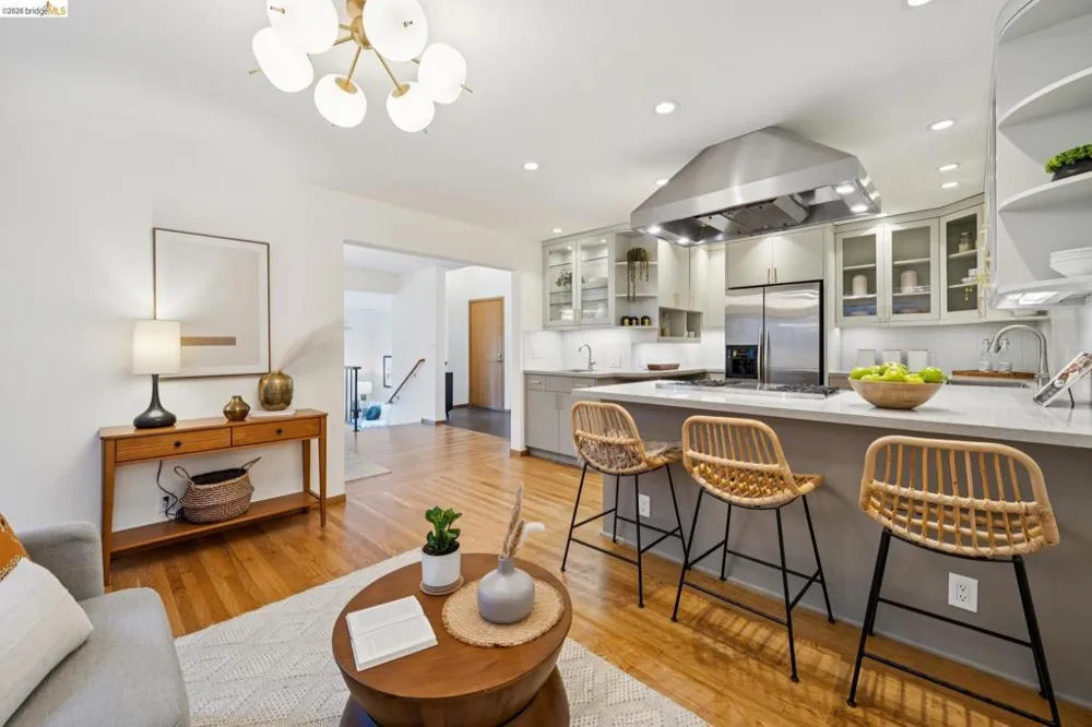 6474 Oakwood Dr Oakland, CA 94611