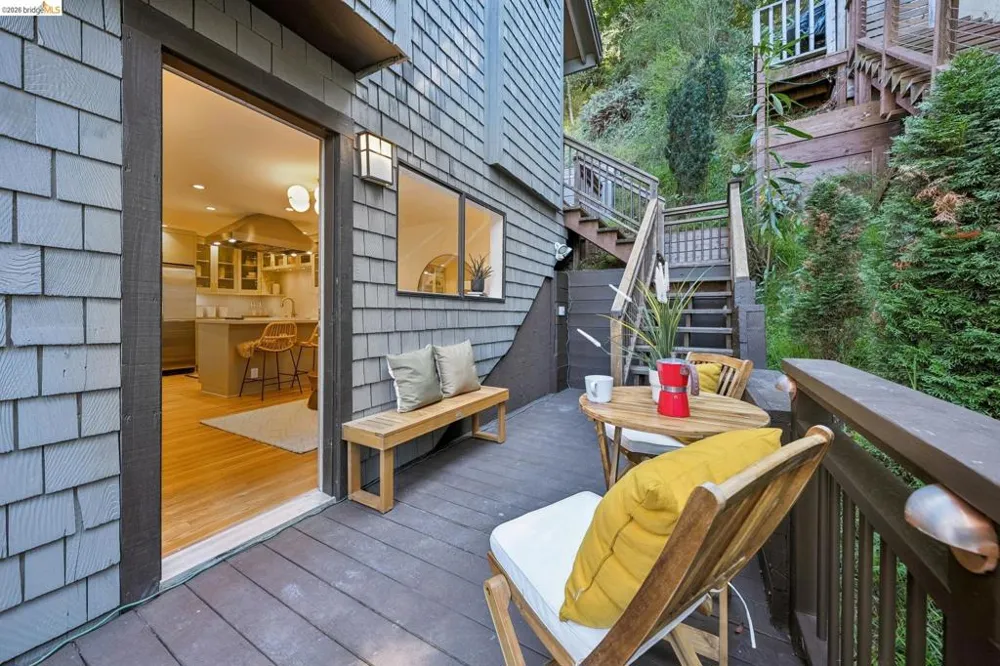 6474 Oakwood Dr Oakland, CA 94611