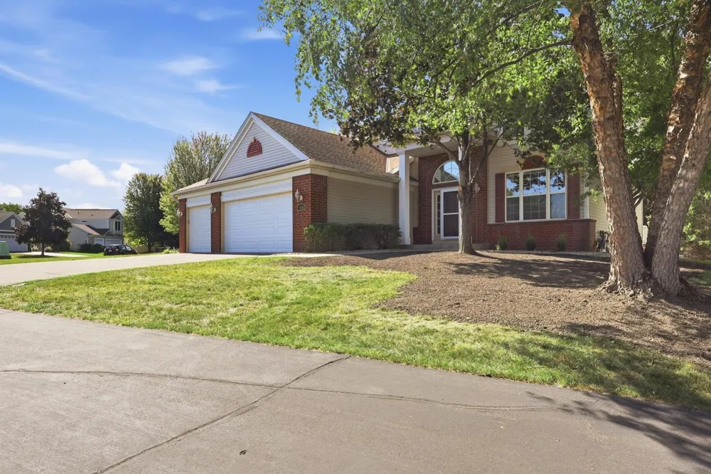 1560 Oakbrooke Terrace Eagan, MN 55122