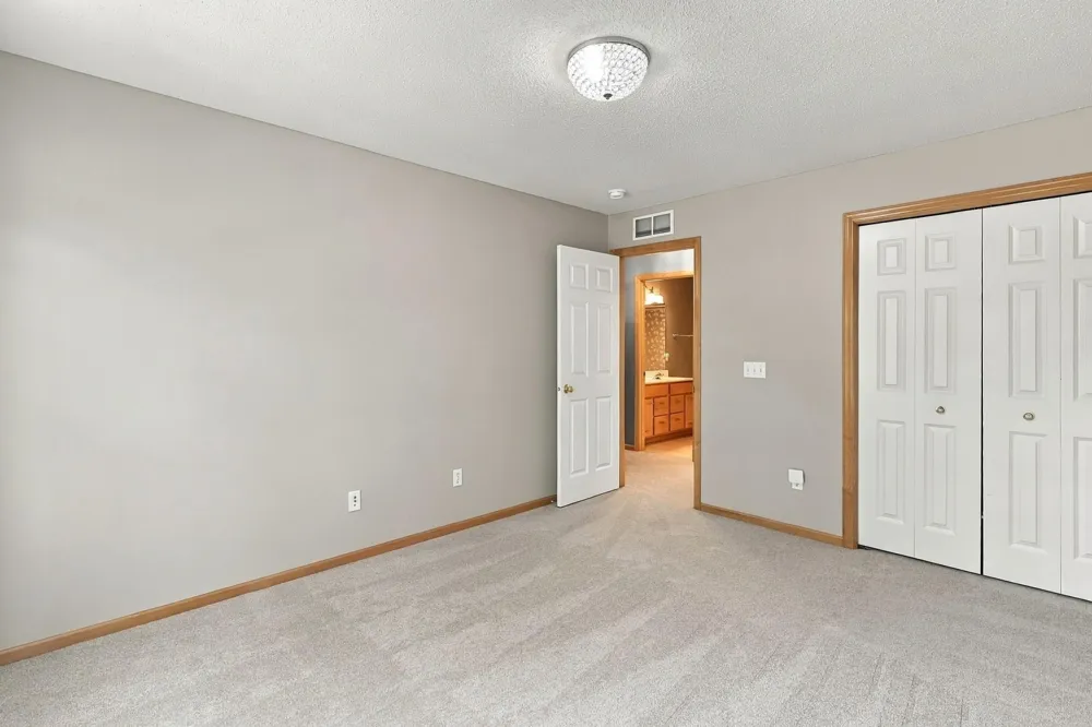 1560 Oakbrooke Terrace Eagan, MN 55122