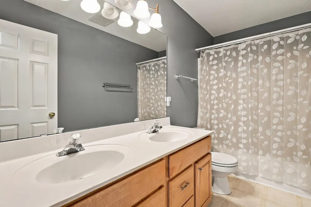 1560 Oakbrooke Terrace Eagan, MN 55122