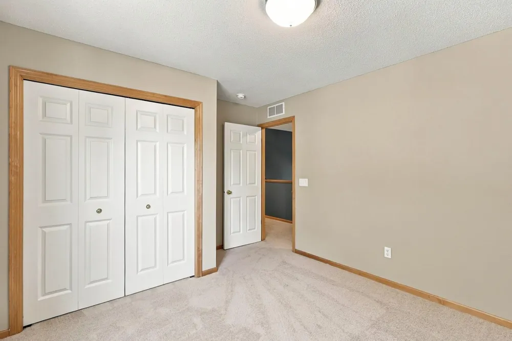 1560 Oakbrooke Terrace Eagan, MN 55122