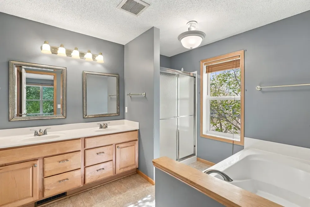 1560 Oakbrooke Terrace Eagan, MN 55122
