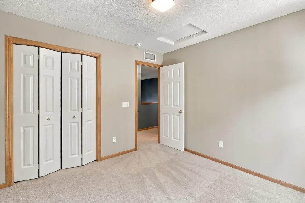1560 Oakbrooke Terrace Eagan, MN 55122