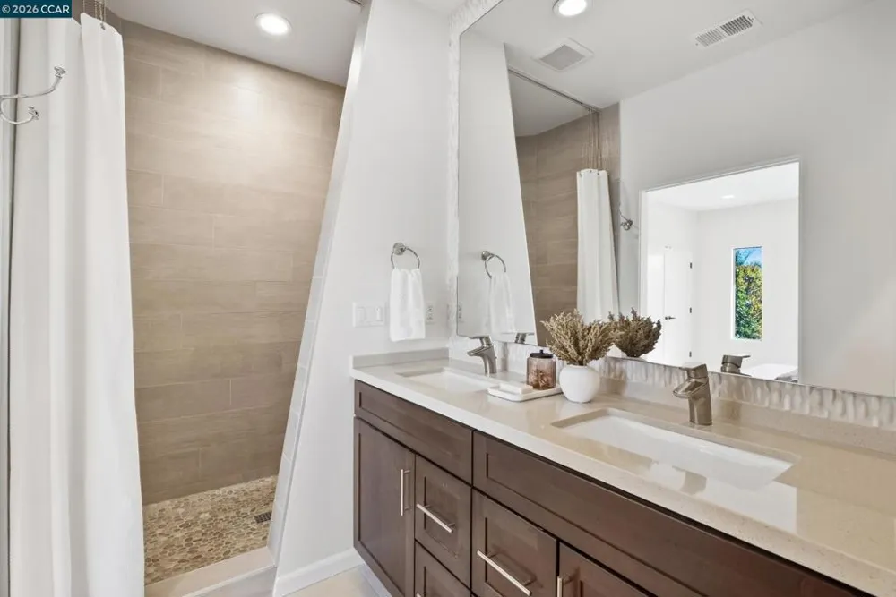 3937 Haines St San Diego, CA 92109