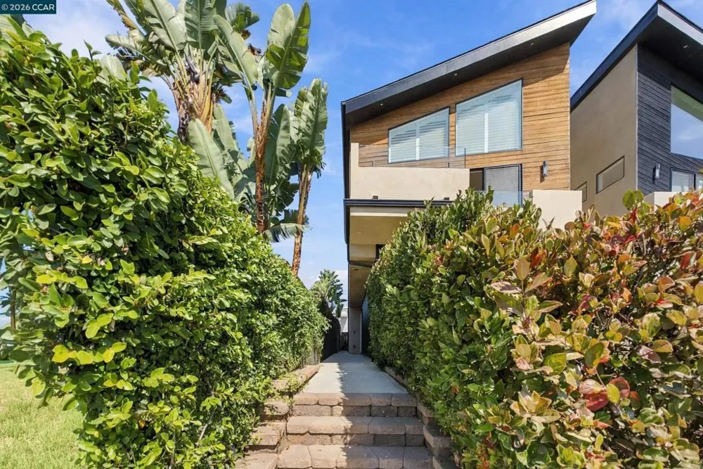 3937 Haines St San Diego, CA 92109