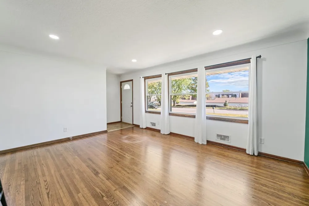 2727 Woodbridge Street Roseville, MN 55113