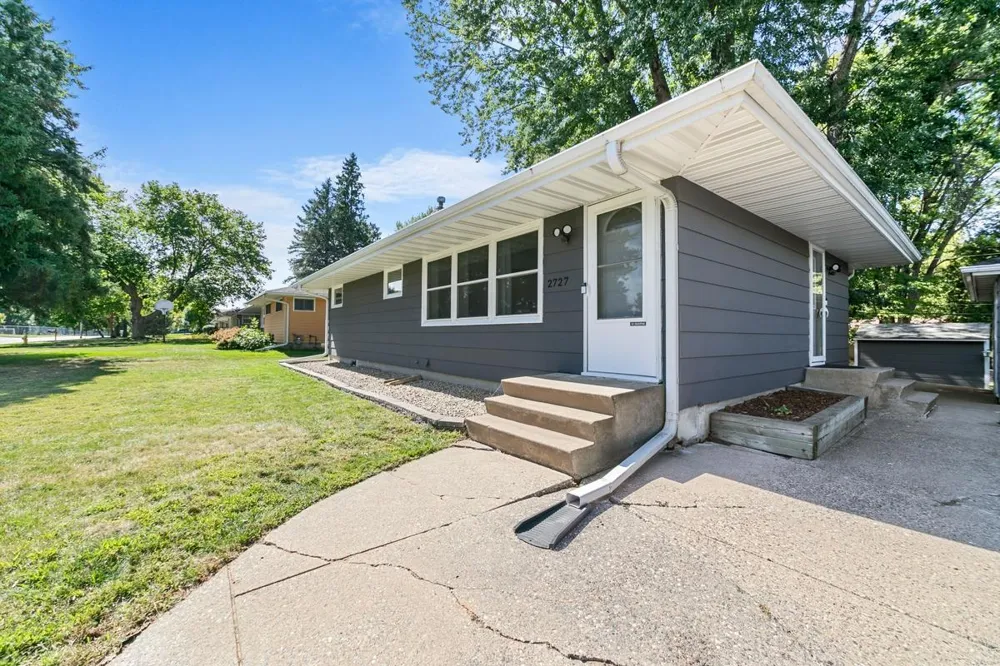 2727 Woodbridge Street Roseville, MN 55113
