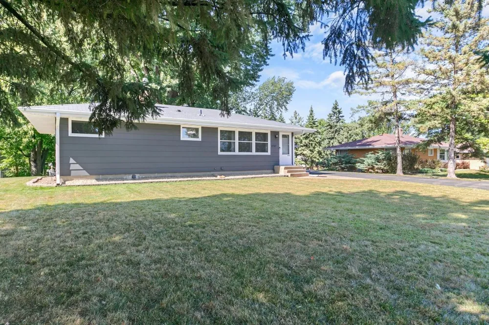 2727 Woodbridge Street Roseville, MN 55113