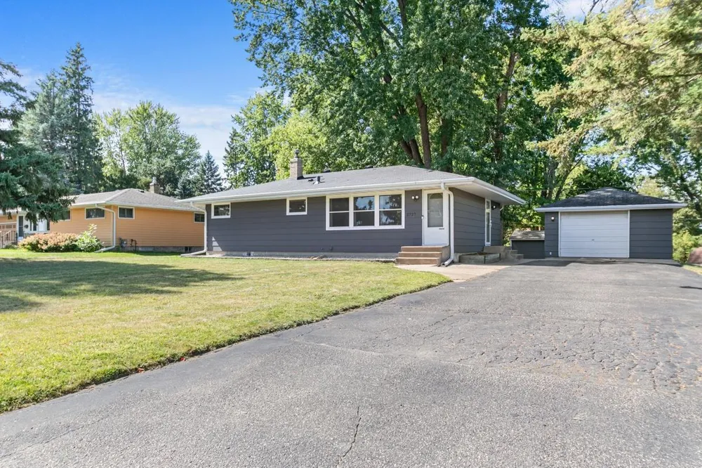2727 Woodbridge Street Roseville, MN 55113