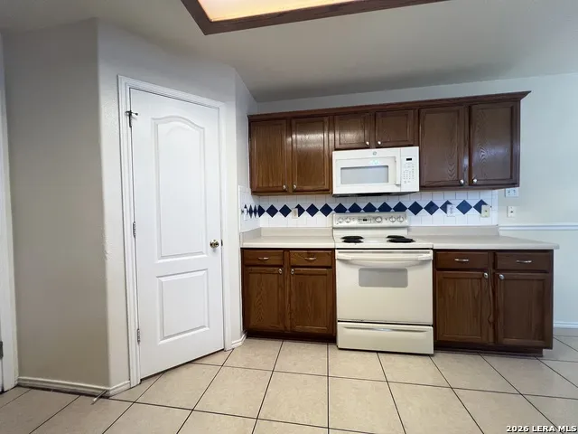 6107 LAKEVIEW CT San Antonio, TX 78249