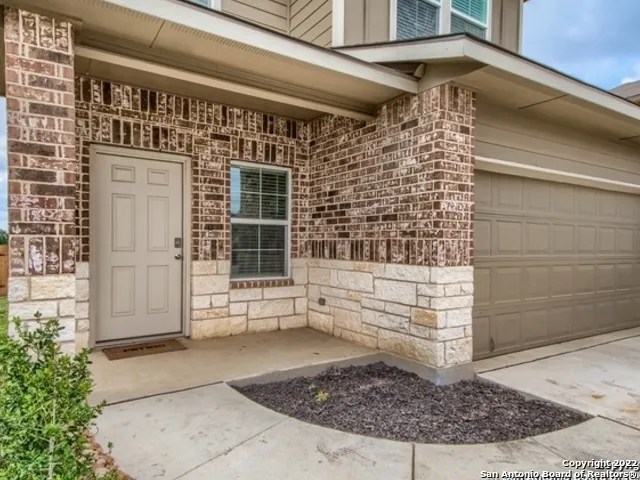 305 MIDDLE GREEN LOOP Floresville, TX 78114