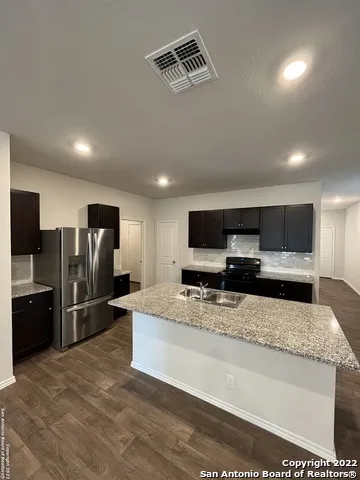 305 MIDDLE GREEN LOOP Floresville, TX 78114