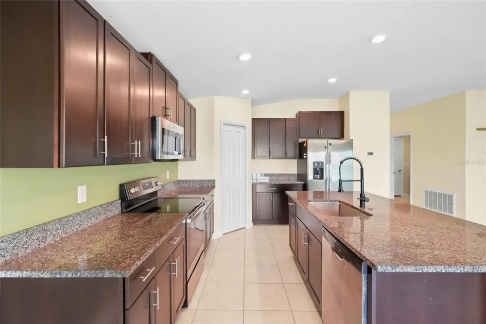 1423 GOLDEN GLOW DRIVE Ruskin, FL 33570