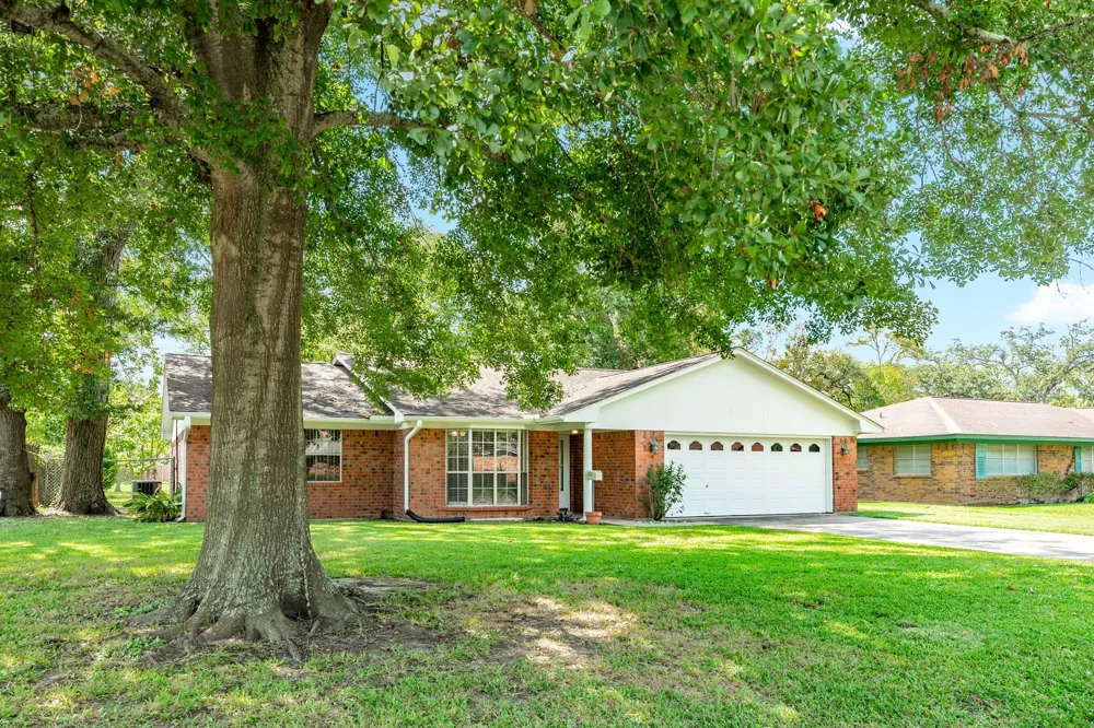 232 Wayne Dr Clute, TX 77531
