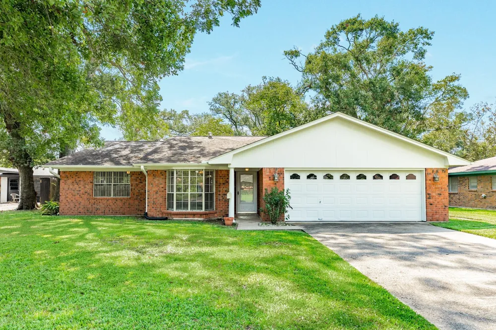232 Wayne Dr Clute, TX 77531