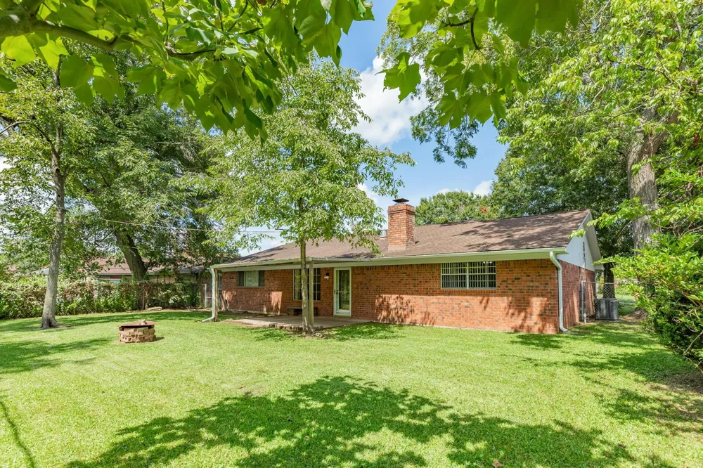 232 Wayne Dr Clute, TX 77531