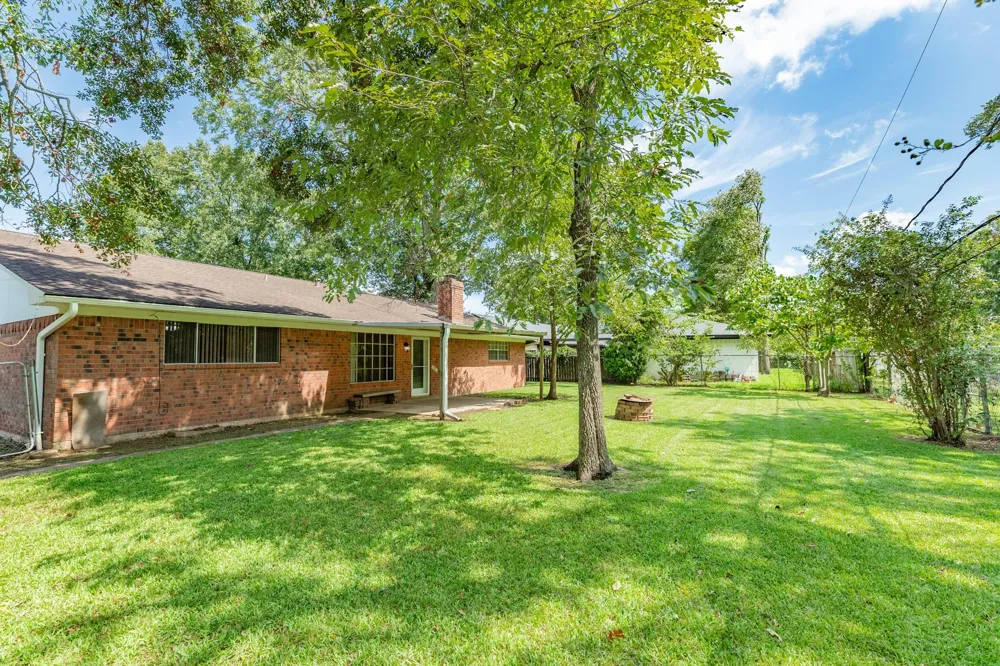 232 Wayne Dr Clute, TX 77531