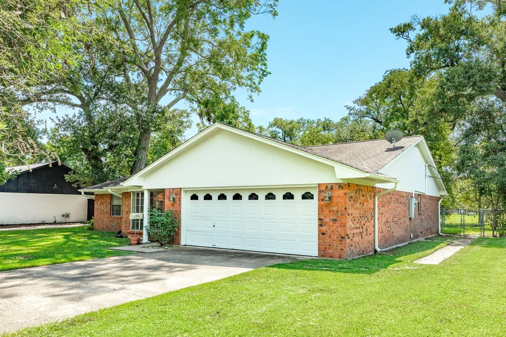 232 Wayne Dr Clute, TX 77531