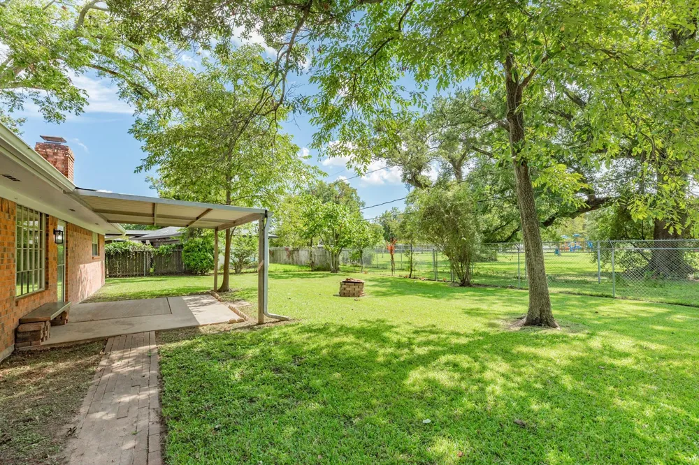 232 Wayne Dr Clute, TX 77531
