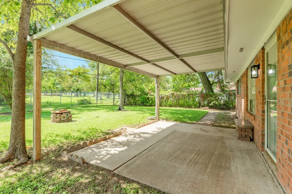 232 Wayne Dr Clute, TX 77531