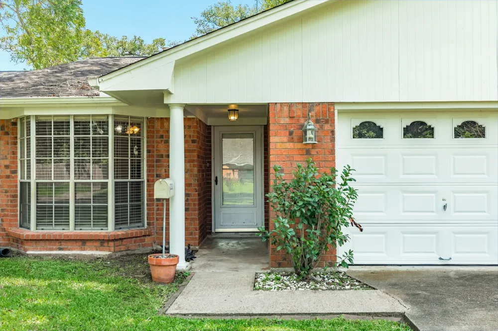 232 Wayne Dr Clute, TX 77531