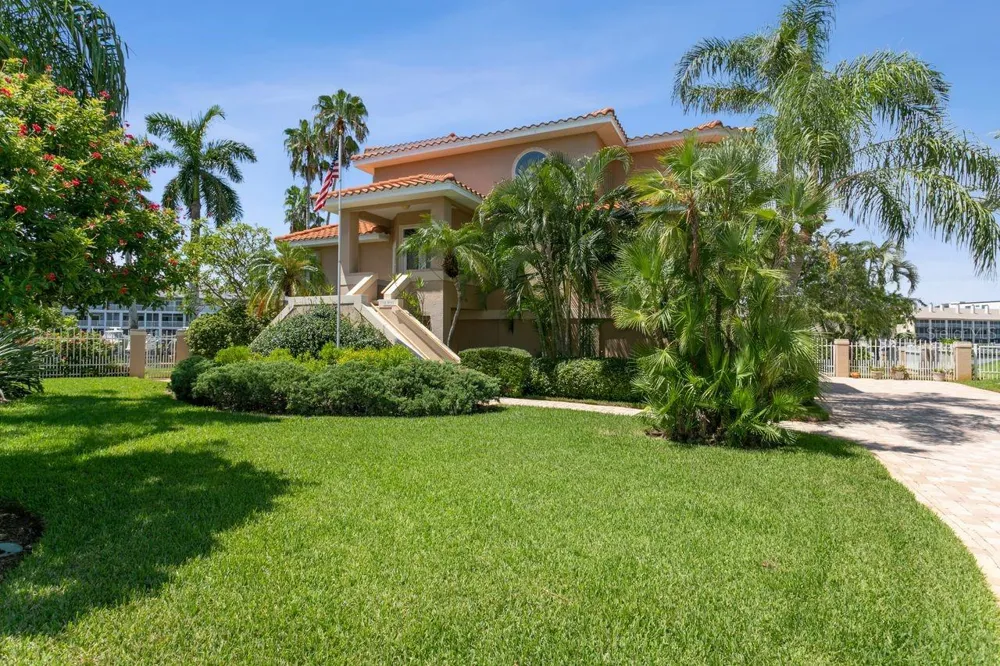 205 6TH STREET E Tierra Verde, FL 33715